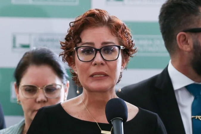 Deputada Carla Zambelli deixa o país após condenação; STF decreta prisão preventiva