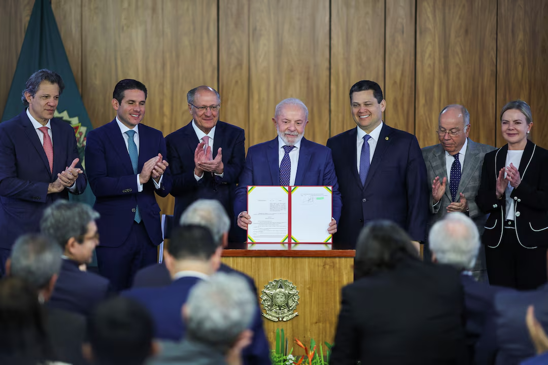 Brasil anuncia pacote de R$ 30 bi para apoiar exportadores diante de tarifas dos EUA