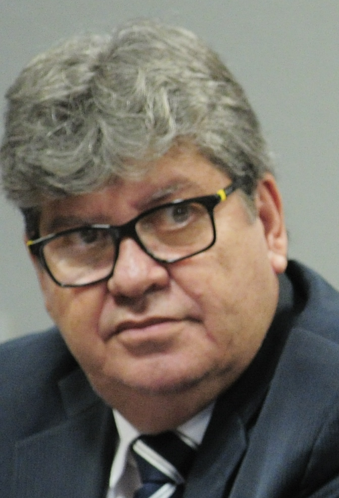 João Azevêdo recebe alta após cirurgia e deve retomar agenda política